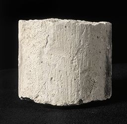 Tronçon de colonnette en délit (cloître de Saint-Martin-des-Champs, Paris)