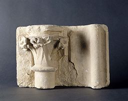 Assise avec chapiteau engagé