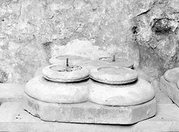 Quatre bases de colonnettes (cloître de Saint-Martin-des-Champs, Paris)