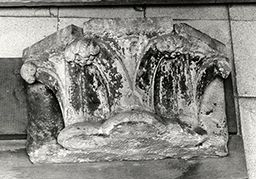 Pierre de Montreuil (mort en 1267) : trois chapiteaux accolés (bâtiments claustraux de Saint-Germain-des-Prés)