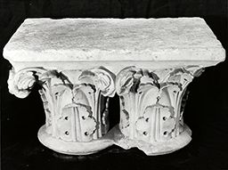 Chapiteau double (cloître de Saint-Martin-des-Champs, Paris)